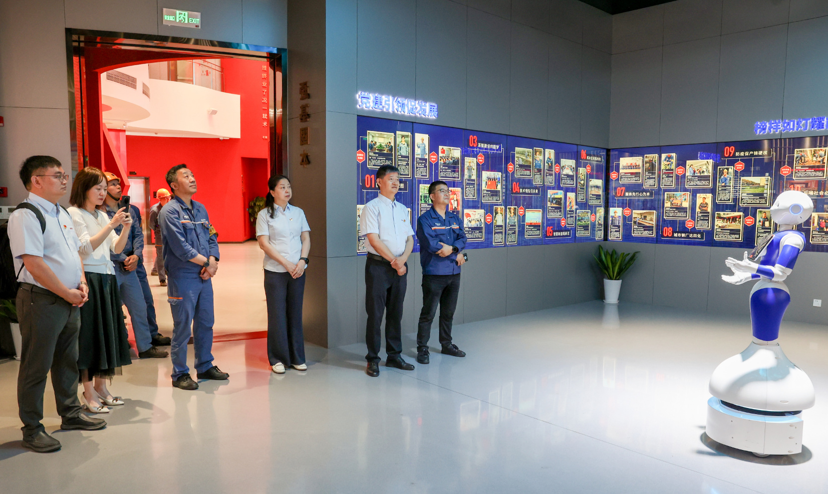 中电博微总经理、党委副书记龚杰洪一行参观学习宝钢党建历程与企业文化-